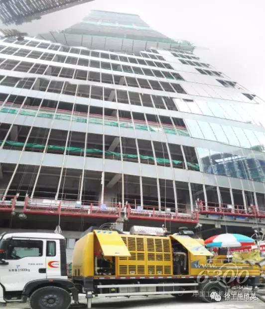 徐工超高压车载泵在现场持续施工,对建筑体260米以上施工平台进行混凝土浇筑