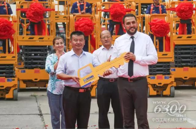 徐工消防总经理、党委书记李前进向客户交付“金钥匙”