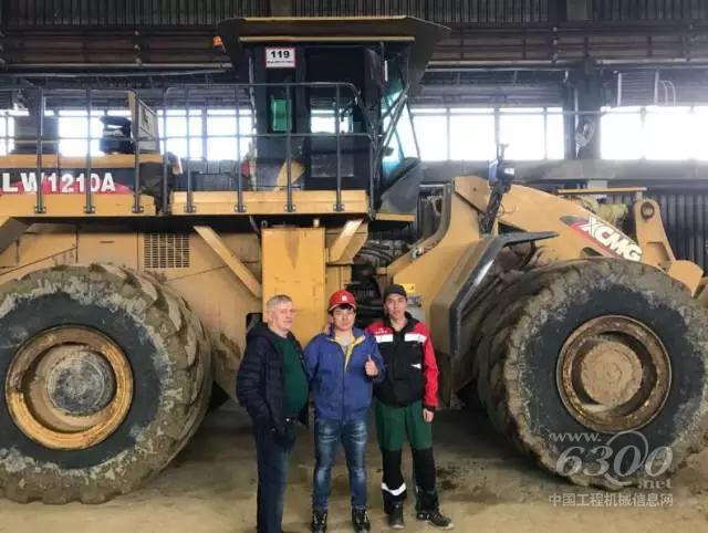用户与徐工装载机设备合影