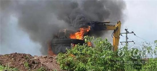 不管是进口品牌还是国产品牌,不管是500万的大挖还是5万块钱的小挖,在火灾面前都是平等的。为了防止意外损失的发生,大家有必要了解一些挖掘机失火原因,以及发生火灾时应该如何救援。