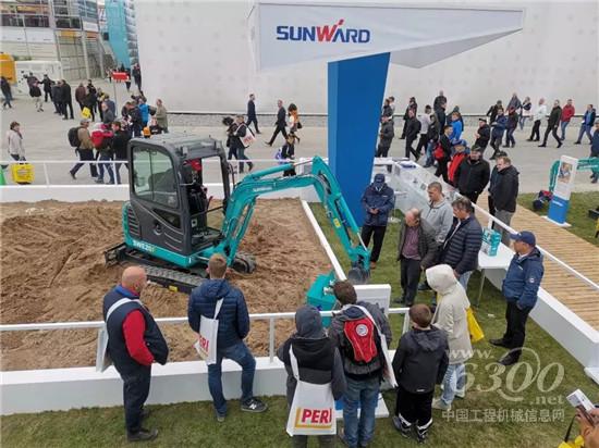 4月8日到14日三年一届的世界工程机械盛会“德国宝马展”在素有工程机械之巅之称的德国开幕,山河智能携微小型挖掘机、中型挖掘机、滑移装载机、旋挖钻机、潜孔钻机、伸缩臂履带式起重机等精品闪耀宝马展。