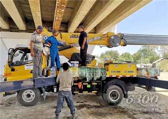 千里共婵娟,离家万里却温情满心