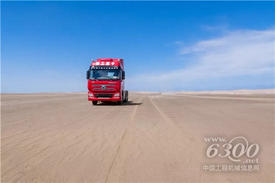 吐鲁番,位于新疆中部。因其日照充足、高温、降雨稀少且大风频繁,故有“火州”之称。吐鲁番夏季极端气温可达49.6℃,地表温度可达80℃,因此这里成为检验车辆高温适应性的最佳场地。本次徐工重卡高温试验车队由漢風G7国六牵引车和漢風G5国六随车吊组成。