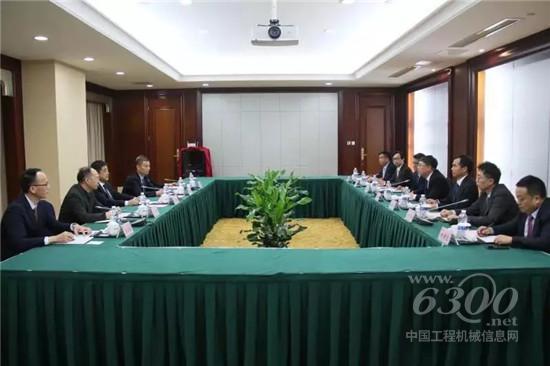 小松(中国)与海螺水泥矿山大型化铲装设备签约仪式