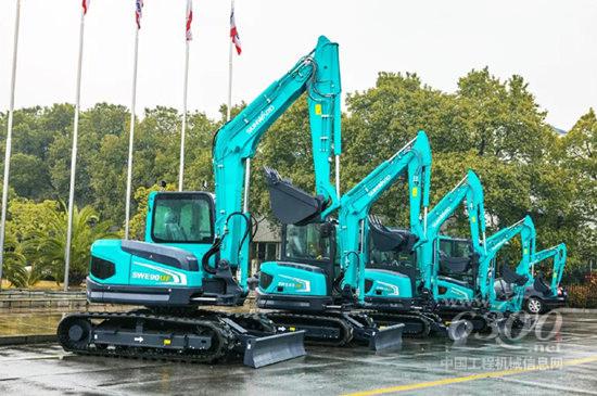 山河智能继SWE25UF、SWE35UF、SWE60UF接连量产上市后,小微挖无尾系列中最新一款产品SWE90UF液压挖掘机,在2019年的年末也顺利下线8台,正式推向市场,成为国际市场进一步拓展提升的又一主力机型。SWE90UF的登场既填补了山河小微型无尾挖机系列规划的最后一席空缺,又以其独特的优势立足于市场。