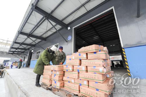 1月19日,滨江物流中心装卸工人将货物运送至仓库。