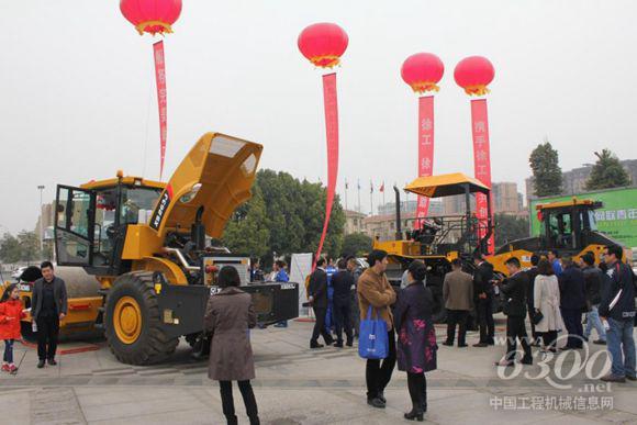 徐工设备引众多客户驻足