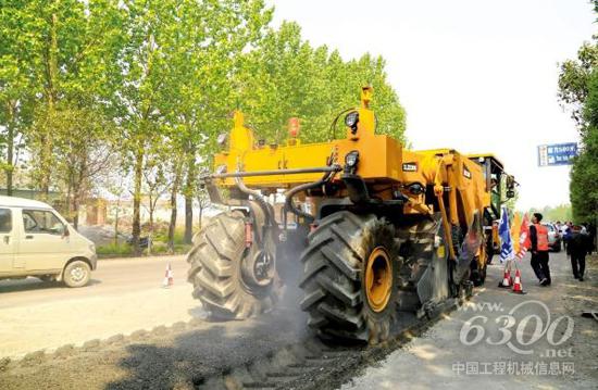 徐工XLZ230K<a href=//product.d1cm.com/lengzaisheng/ target=_blank>冷再生机</a>中岳嵩山敢担当