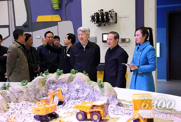 江苏省交通运输厅厅长游庆仲、副厅长丁峰一行到徐工调研