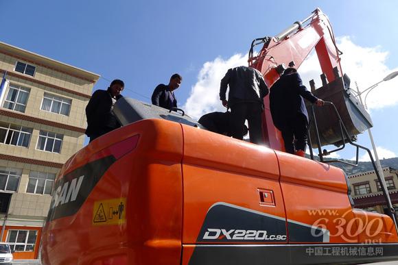 斗山9C系列新品发布会西藏站,客户踊跃试驾