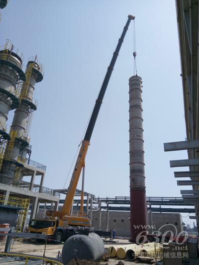 徐工XCA220全地面起重机正在吊装作业