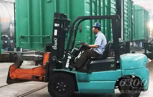 宝骊<a href=//product.d1cm.com/chache/ target=_blank>叉车</a>为天津车辆段车门整形