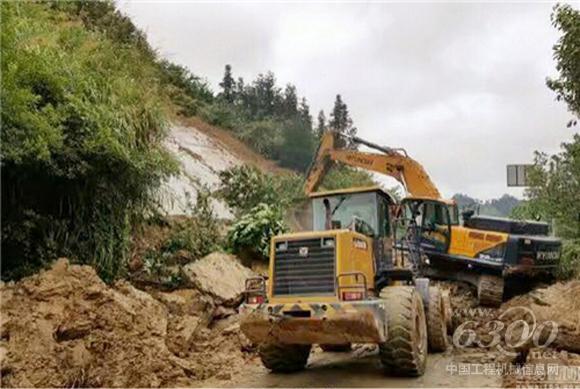 徐工装载机在湖南古丈洪水泥石流现场抢险作业