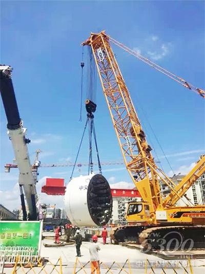 徐工400吨级<a href=//product.d1cm.com/lvdaidiao/ target=_blank>履带吊</a>与盾构机完美结合