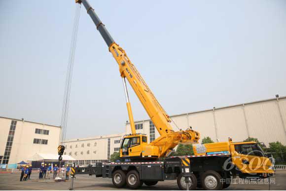 徐工XCT75汽车起重机