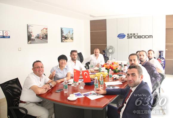 土耳其客户团与<a href=//product.d1cm.com/brand/xingbang/ target=_blank>星邦</a>重工总经理许红霞亲切交谈