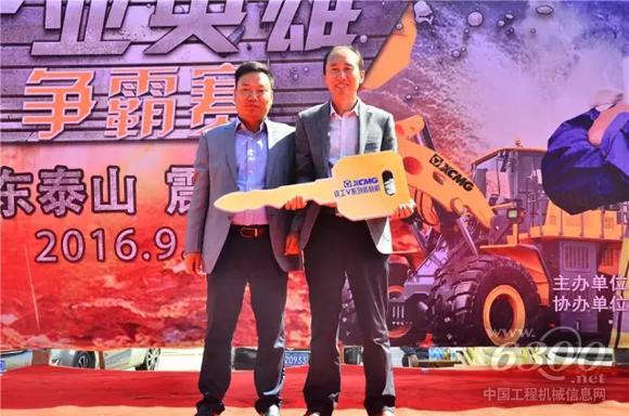 张总为现场<a href=//product.d1cm.com/ target=_blank>购机</a>用户颁发开启财富之门的“金钥匙”