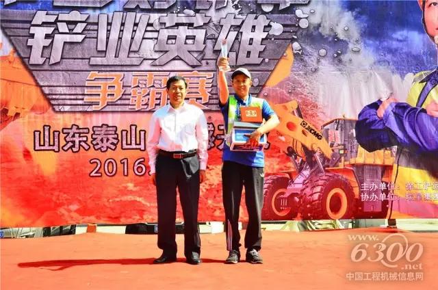 孟董事长为二等奖获得者颁奖