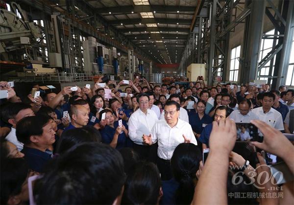 2015年9月23日，李克强在河南考察洛阳<a href=//news.d1cm.com/product target=_blank>矿山机械</a>厂