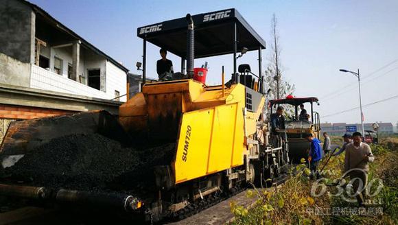 陕建机械SUM720<a href=//product.d1cm.com/liqingtanpuji/ target=_blank>摊铺机</a>支援襄阳新农村建设