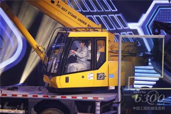 挑战者驾驶<a href=//product.d1cm.com/brand/liugong/ target=_blank>柳工</a>设备进行挑战