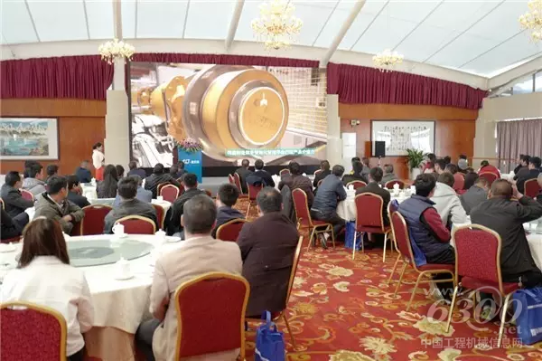 会场客户观看G一代起重机产品<a href=//video.d1cm.com target=_blank>视频</a>