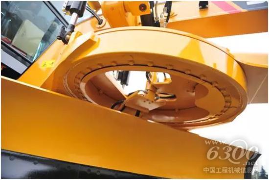 三一C8系列平地机作业装置采用回转支承结构