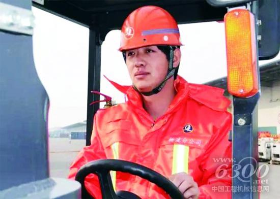 叉车司机郭希辉:从农民工变成全国能手