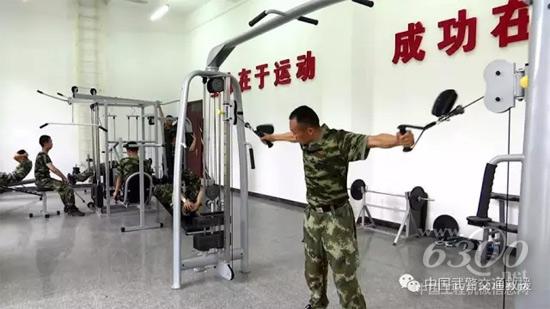 为了练就手稳,他每天坚持锻炼臂力