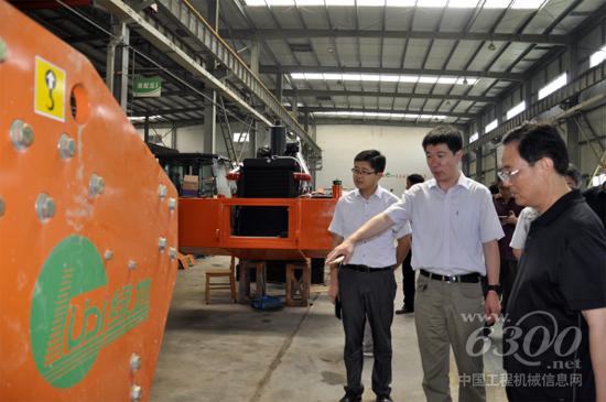 专家组在生产现场调研,公司董事长黄方权(右一)陪同