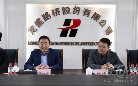 2017年4月,中联重科工程机械集团东北分公司总经理陈晓非(图左)、东北分公司黑龙江区域业务经理何浩参加与龙建路桥股份有限公司高管的洽谈会