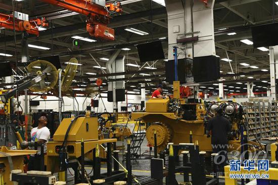 5月24日,卡特彼勒的工人在美国伊利诺伊州皮奥里亚的组装厂组装大型机械