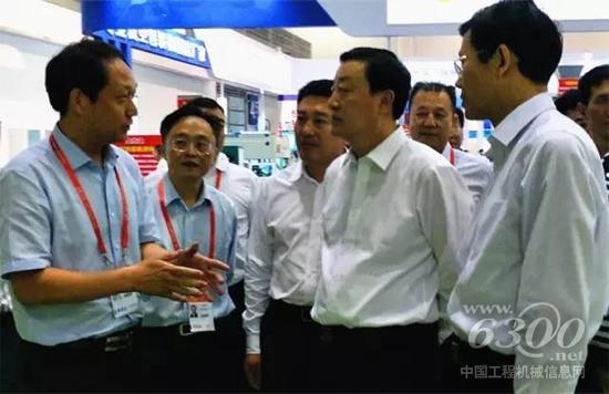 国家发改委党组成员,国家粮食局党组书记、局长张务锋等领导详细了解中联重科谷王烘干机技术优势