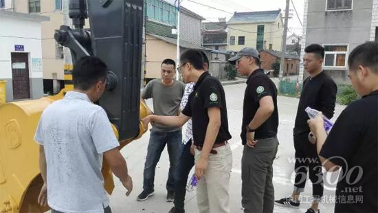 约翰迪尔工作人员指导交机