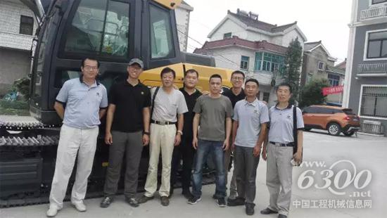 约翰迪尔工作人员与用户合影(左三)