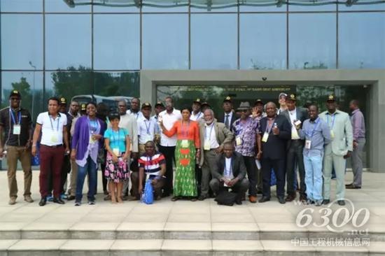 发展中国家基础设施建设规划访华团在徐工合影留念