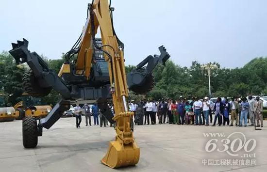 发展中国家基础设施建设规划访华团观看“蜘蛛侠”ET110表演