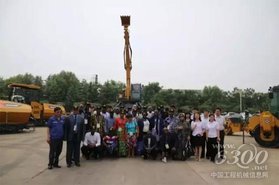 发展中国家基础设施建设规划访华团与“蜘蛛侠”ET110合影