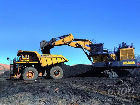 施工中的徐工挖掘机