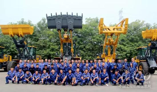 与装载机合影