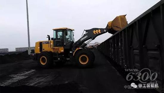 苍穹之下，徐工V系列装载机高擎金臂，助力铁路货运