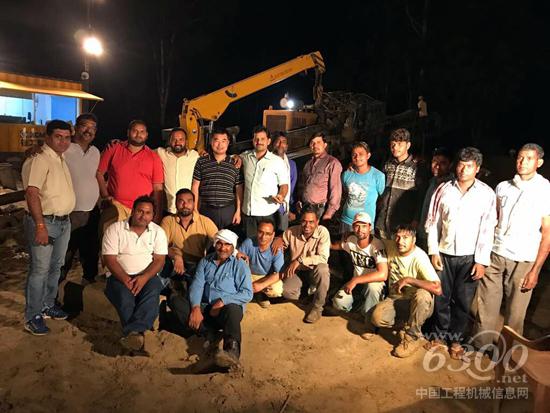 凌晨两点，成功穿越恒河后的合影