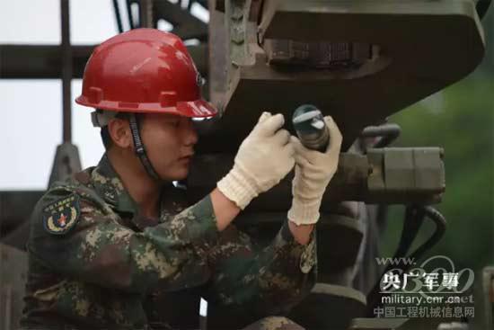 该部打井队下士崔宏标维护保养机械