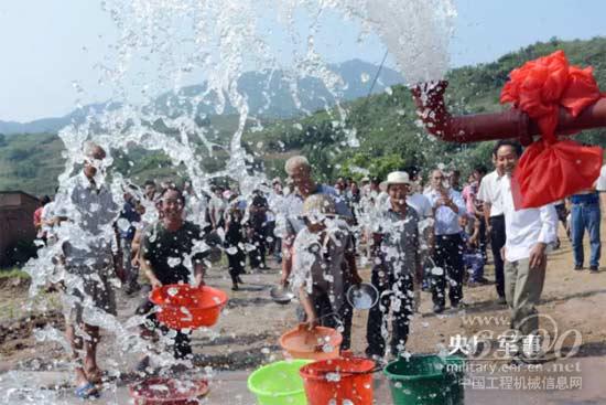 当地群众争先恐后接水