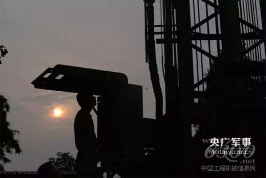 官兵检测机械运转情况