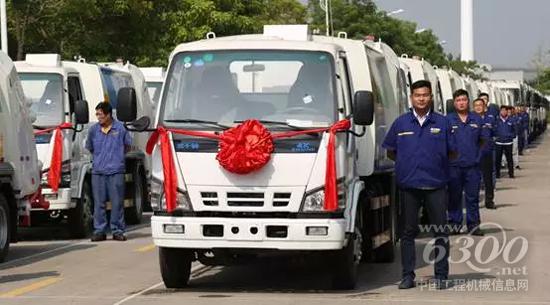 百台环卫成套设备严阵以待