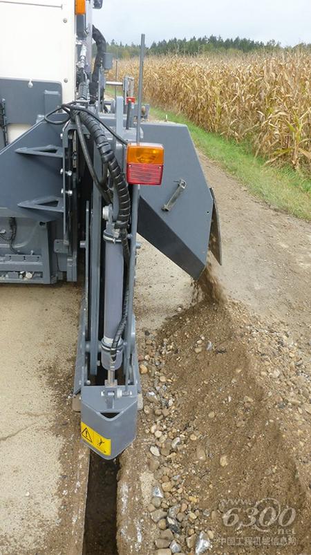 一旦铺设了空管道,通常会把相邻的表层铣刨掉,然后用一个全新的沥青铺层覆盖沟渠。