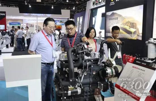 史新昆董事长(左)察看公司展台