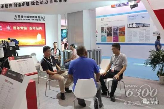 何建光副董事长(左)、张新总经理(右)详细了解公司参展情况