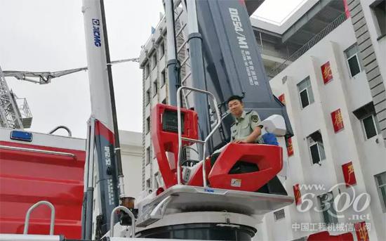 武警学院官兵试操徐工V5系列消防车